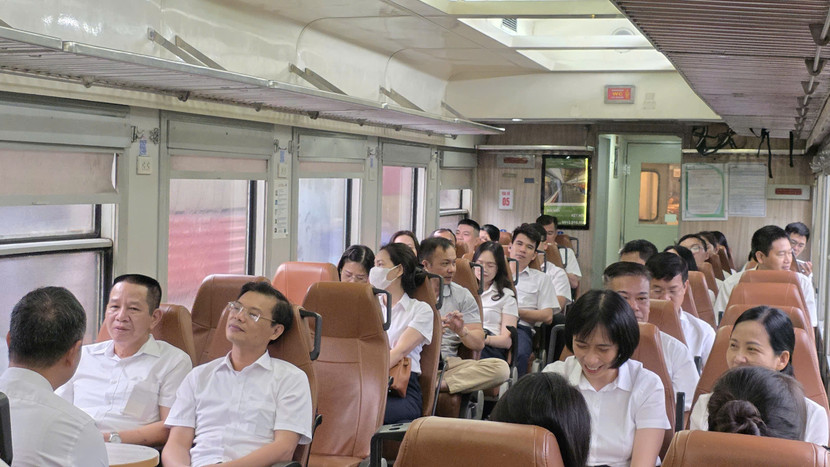 181 cán bộ, công nhân viên chức của Hải Phòng đi làm bằng tàu hoả vào sáng nay 22/9