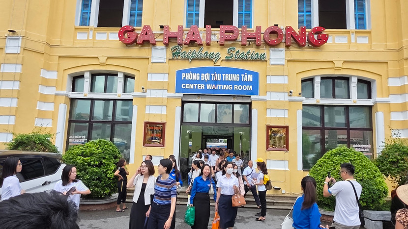 Hành khách đến ga Hải Phòng vào lúc 7h10 sáng 22/9