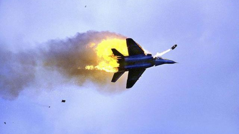 Hình ảnh chiếc MiG-29 bị bốc cháy và phi công phóng dù thoát hiểm, ngày 8-9-2020
