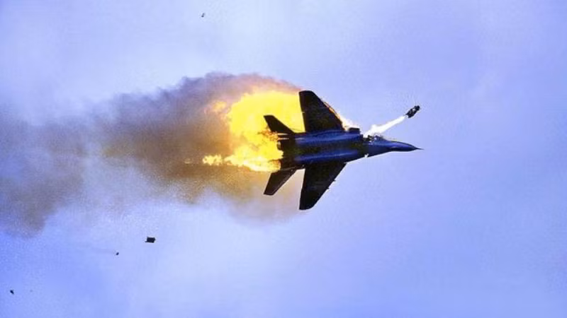 Hình ảnh chiếc MiG-29 bị bốc cháy và phi công phóng dù thoát hiểm, ngày 8-9-2020