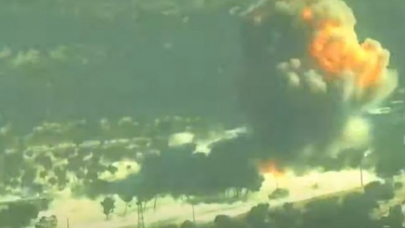 Thiết giáp BTR-82 của Nga nổ tung sau vụ tấn công bí ẩn ở Syria, song kíp điều khiển xe chỉ bị thương nhẹ