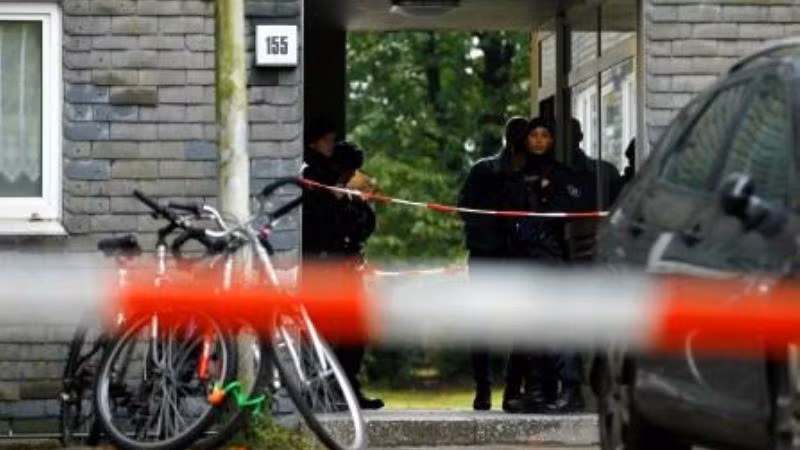 Cảnh sát Đức đứng bên ngoài căn hộ, nơi phát hiện thi thể của 5 đứa trẻ