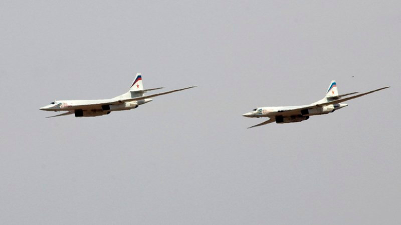 Hai máy bay ném bom chiến lược tầm xa Tu-160 của Nga phá kỷ lục thế giới về tầm bay và thời gian bay Hai máy bay ném bom chiến lược tầm xa Tu-160 của Nga phá kỷ lục thế giới về tầm bay và thời gian bay