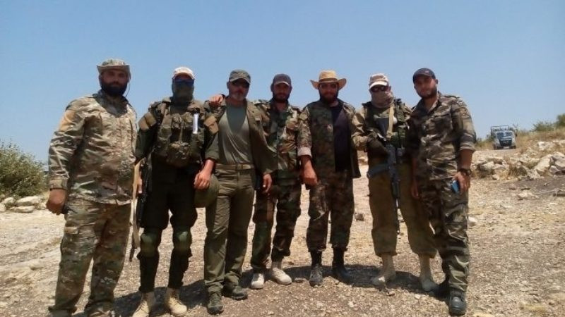 Lữ đoàn 42 thuộc Sư đoàn thiết giáp số 4 của SAA chụp ảnh cùng với các cố vấn quân sự Nga