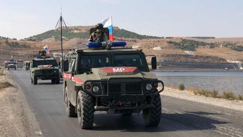 Lực lượng quân cảnh Nga tuần tra trên tuyến đường cao tốc M-4 ở Syria