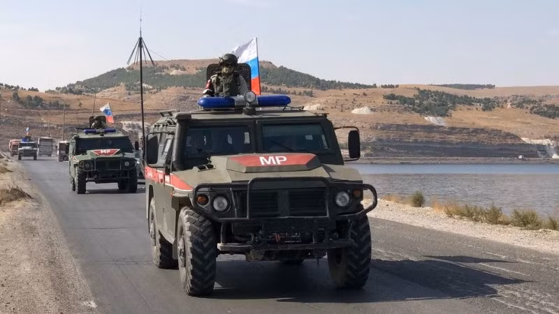 Lực lượng quân cảnh Nga tuần tra trên tuyến đường cao tốc M-4 ở Syria Lực lượng quân cảnh Nga tuần tra trên tuyến đường cao tốc M-4 ở Syria
