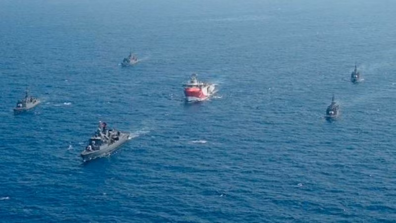 Một tàu thăm dò Thổ Nhĩ Kỳ được hộ tống bởi các tàu chiến trên biển Địa Trung Hải, ngày 30-8-2020