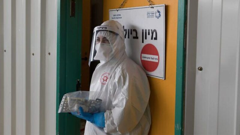 Một nhân viên y tế tại Trumg tâm Y tế Shaare Zedek ở Jerusalem