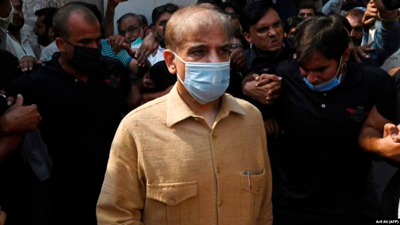 Shahbaz Sharif rời Tòa án ở Lahore, ngày 24-9