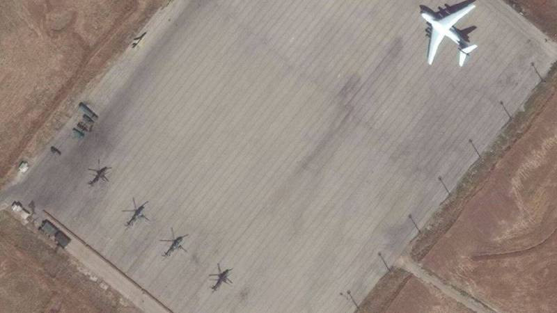 Hình ảnh 4 trực thăng chiến đấu và 1 máy bay vận tải quân sự Il-76 của Nga đậu trên sân bay quân sự Qamishli Hình ảnh 4 trực thăng chiến đấu và 1 máy bay vận tải quân sự Il-76 của Nga đậu trên sân bay quân sự Qamishli