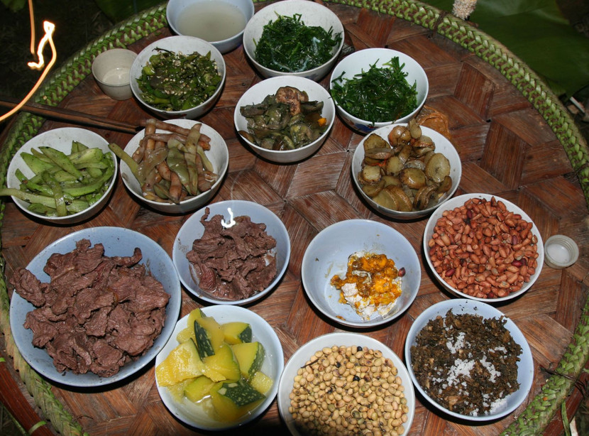 Đại diện của từng hộ trong làng đem lễ của gia đình mình tới khu vực làm lễ tế của làng Đại diện của từng hộ trong làng đem lễ của gia đình mình tới khu vực làm lễ tế của làng