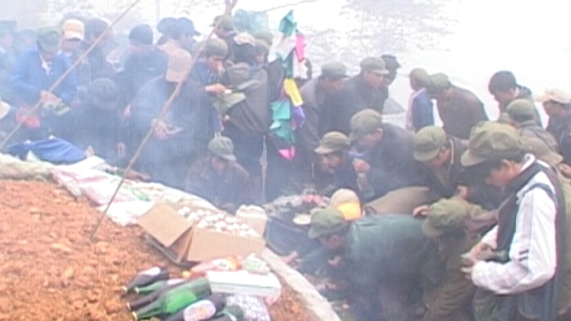 Mọi thành viên trong làng phải tham gia tảo mộ như việc của gia đình mình vậy Mọi thành viên trong làng phải tham gia tảo mộ như việc của gia đình mình vậy