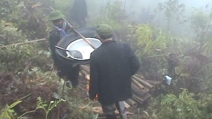 Mọi người trong làng đi tảo mộ Mọi người trong làng đi tảo mộ