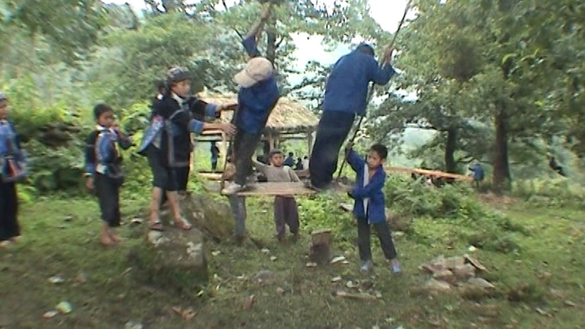 Con trẻ thì vui chơi bên những đu quay và bập bênh Con trẻ thì vui chơi bên những đu quay và bập bênh