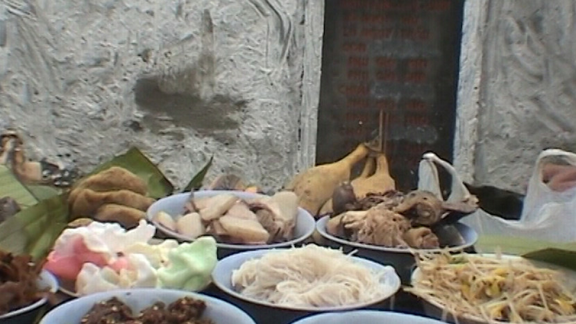 Tất cả những món ăn đó đều được cúng trước mộ người đã qua đời Tất cả những món ăn đó đều được cúng trước mộ người đã qua đời