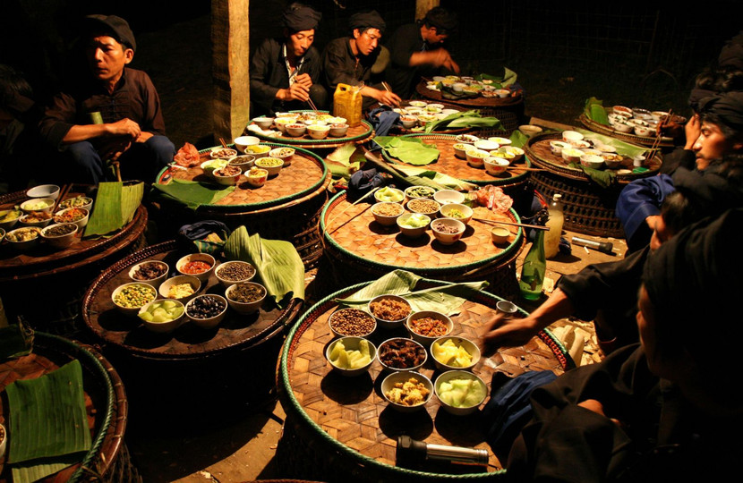 Đại diện của những hộ gia đình Hà Nhì tập trung trong nhà gỗ để nói lý Đại diện của những hộ gia đình Hà Nhì tập trung trong nhà gỗ để nói lý