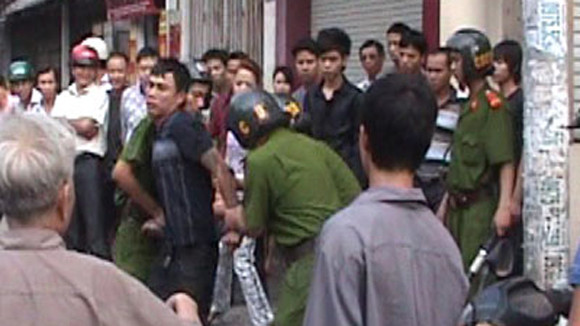 Liều lĩnh chống đối Công an đang làm nhiệm vụ ảnh 1