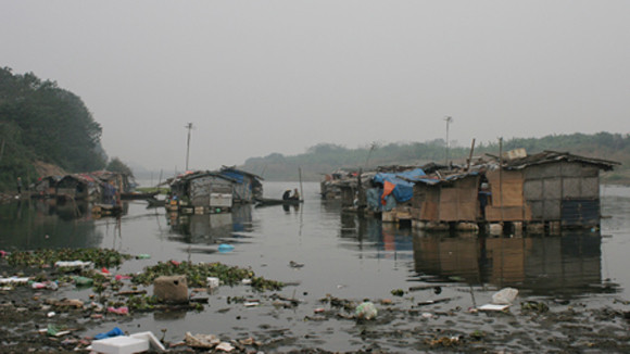 Báo động rác thải ở xóm nhà nổi Phúc Xá ảnh 1