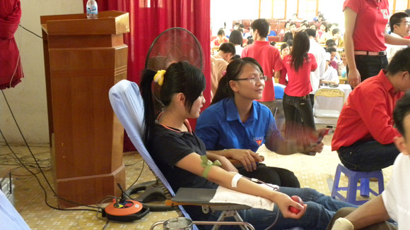 Hơn 300 đoàn viên khối công nghiệp hiến máu nhân đạo ảnh 1