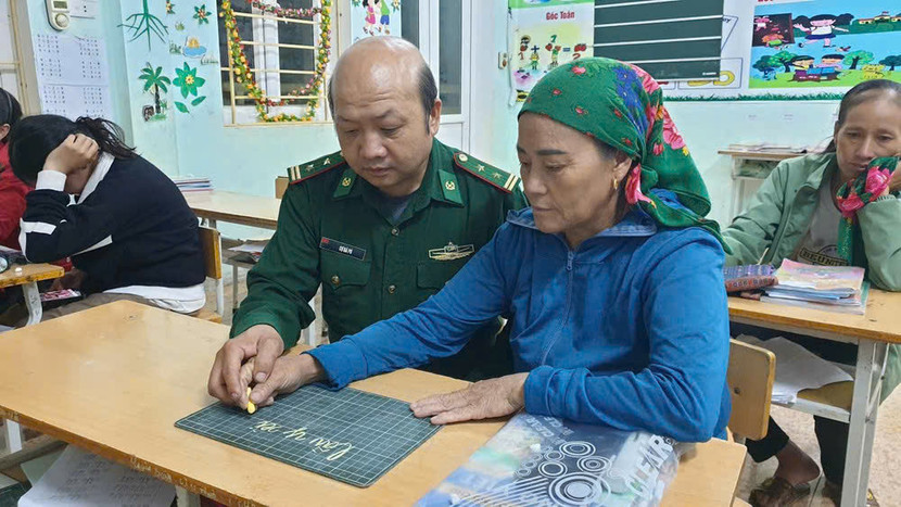 Thầy Cự Bá Pó kiên trì dạy xóa mù cho bà con