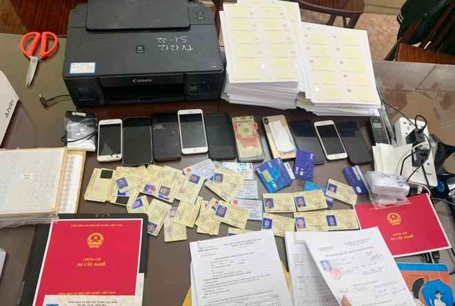 CATP Hà Nội vừa triệt phá một đường dây làm giả bằng lái xe quy mô lớn CATP Hà Nội vừa triệt phá một đường dây làm giả bằng lái xe quy mô lớn