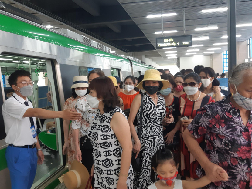 Lượng khách đi tàu Cát Linh- Hà Đông trong dịp nghỉ lễ Giỗ Tổ đông kỷ lục