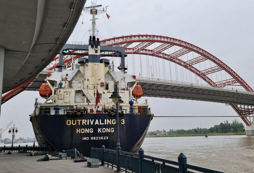 Tàu hàng tải trọng lớn đâm vào gầm cầu Hoàng Văn Thụ, TP Hải Phòng