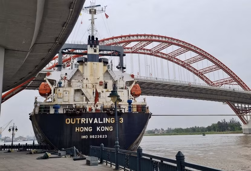 Tàu hàng tải trọng lớn đâm vào gầm cầu Hoàng Văn Thụ, TP Hải Phòng