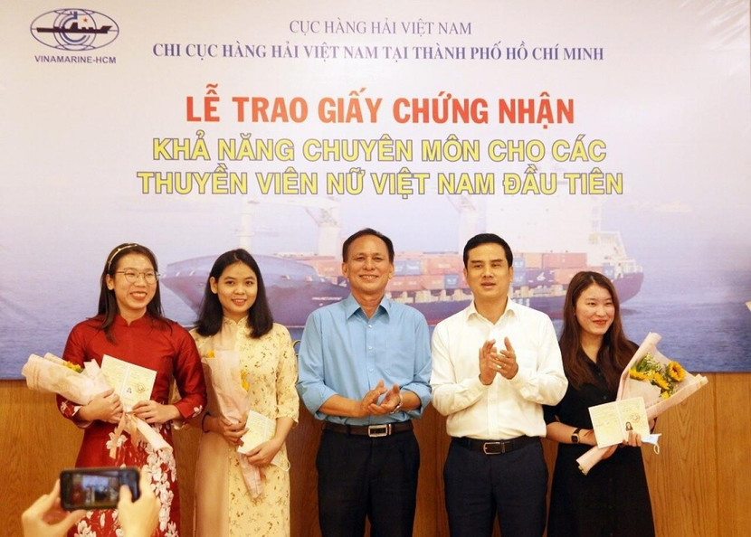 Lãnh đạo Cục Hàng hải Việt Nam trao Giấy chứng nhận cho 3 nữ thuyền viên tàu biển đầu tiên của Việt Nam Lãnh đạo Cục Hàng hải Việt Nam trao Giấy chứng nhận cho 3 nữ thuyền viên tàu biển đầu tiên của Việt Nam