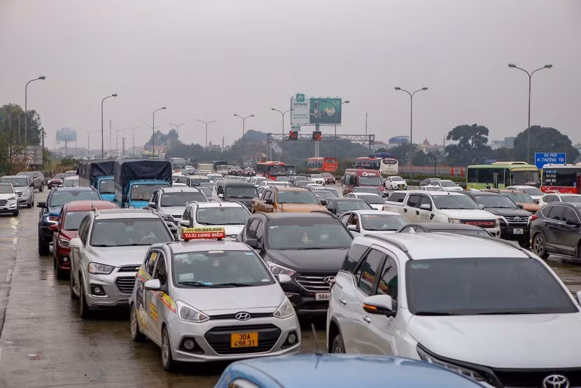 Xăng dầu tăng giá kỷ lục khiến vận tải đường bộ càng thêm khó khăn