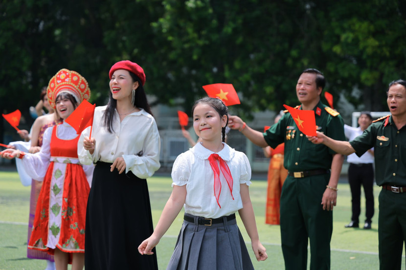 MV “Viết tiếp câu chuyện hòa bình” được thực hiện bằng 13 thứ tiếng