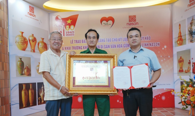Cựu chiến binh Lê Duy Hảo (giữa) nhận Bằng chứng nhận “Không gian di sản văn hóa - khu trưng bày và giới thiệu sản phẩm gốm sứ tâm linh Nason” do Hội Di sản văn hóa Việt Nam trao tặng