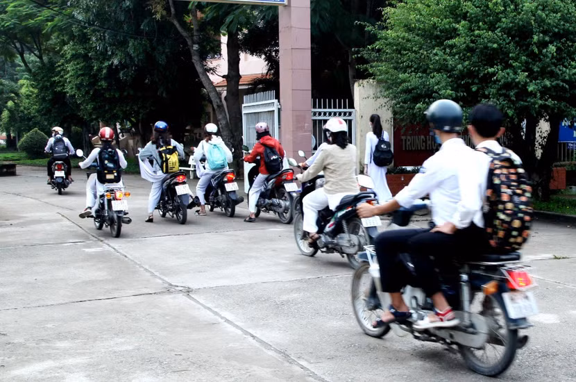 Nhiều địa phương bày tỏ lo ngại về tình trạng học sinh bậc THCS đi xe máy dưới 50cc nhưng không được quản lý tiềm ẩn mất ATGT cao