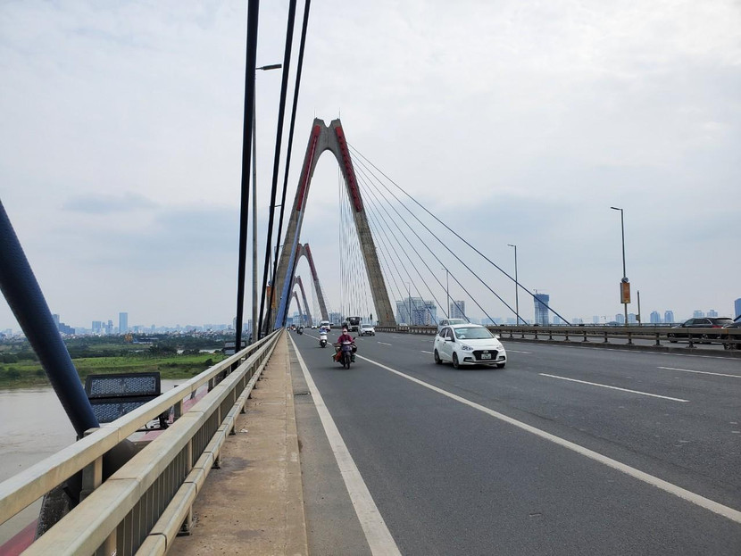 Hiện, hàng loạt các phao cứu sinh được lắp đặt này đã bị đơn vị quản lý tạm thu hồi để thống nhất về quy định cũng như quy chuẩn lắp đặt trên các công trình giao thông Hiện, hàng loạt các phao cứu sinh được lắp đặt này đã bị đơn vị quản lý tạm thu hồi để thống nhất về quy định cũng như quy chuẩn lắp đặt trên các công trình giao thông