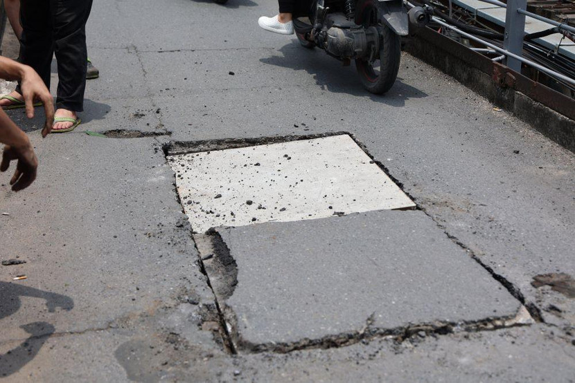 Phần đường bộ cầu Long Biên liên tiếp bị thủng, phải vá víu