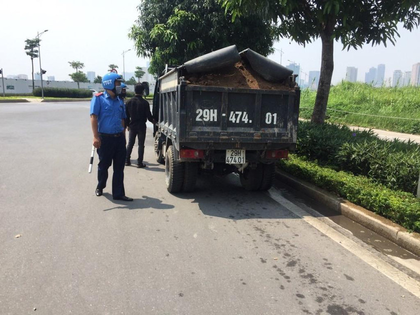 Lực lượng Thanh tra GTVT kiểm tra 1 phương tiện chở vật liệu không che chắn kỹ, gây mất vệ sinh môi trường Lực lượng Thanh tra GTVT kiểm tra 1 phương tiện chở vật liệu không che chắn kỹ, gây mất vệ sinh môi trường