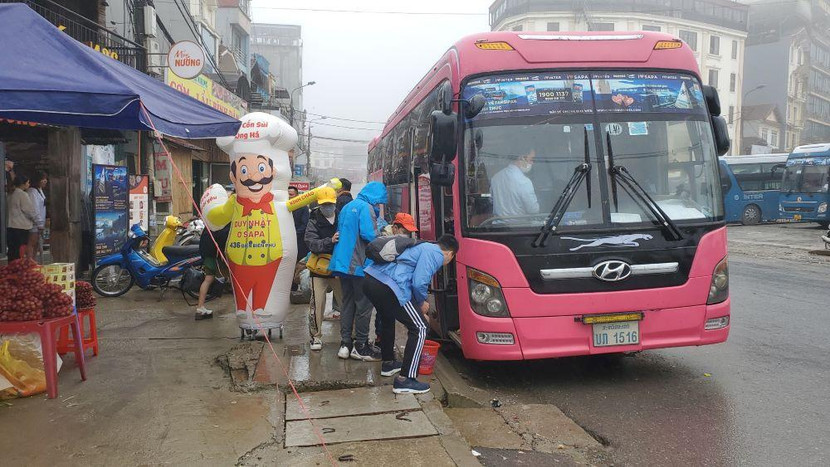 Cũng nhà xe Interbus Line này đón chở khách từ Sa Pa ngược về Hà Nội Cũng nhà xe Interbus Line này đón chở khách từ Sa Pa ngược về Hà Nội