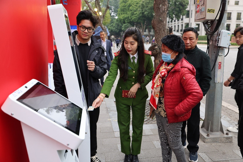 Cán bộ Cục Cảnh sát QLHC về TTXH hướng dẫn người dân trải nghiệm KIOSK đăng ký khám chữa bệnh sử dụng Căn cước Cán bộ Cục Cảnh sát QLHC về TTXH hướng dẫn người dân trải nghiệm KIOSK đăng ký khám chữa bệnh sử dụng Căn cước