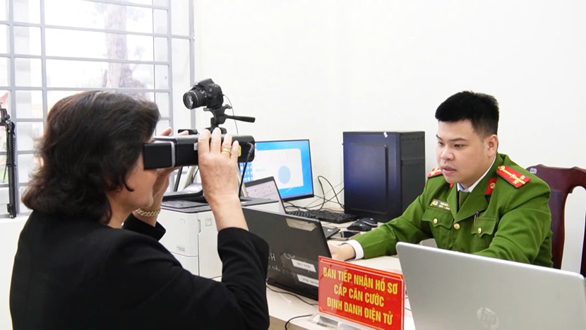 Cán bộ công an thực hiện thủ tục xác thực định danh điện tử cho công dân Cán bộ công an thực hiện thủ tục xác thực định danh điện tử cho công dân