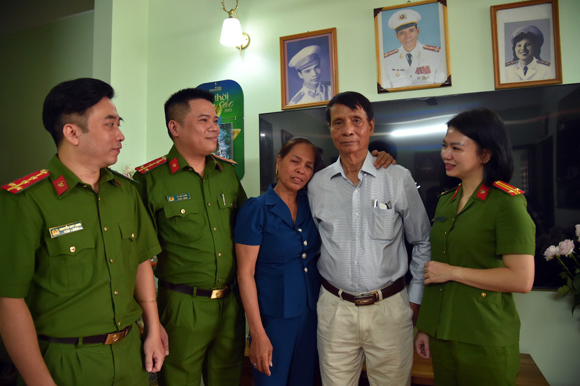 Cuộc đoàn tụ trong nước mắt của bố con ông Chu Nghiêm – Nguyễn Thị Thủy Cuộc đoàn tụ trong nước mắt của bố con ông Chu Nghiêm – Nguyễn Thị Thủy