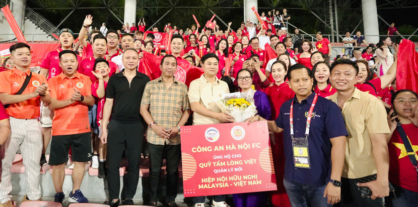 Thiếu tướng Dương Đức Hải - Phó Giám đốc Công an thành phố Hà Nội, Chủ tịch CLB bóng đá Công an Hà Nội, trao tặng toàn bộ số tiền bán vé cho đại diện Hội hữu nghị Malaysia - Việt Nam để giúp đỡ đồng bào Việt Nam tại Malaysia gặp khó khăn