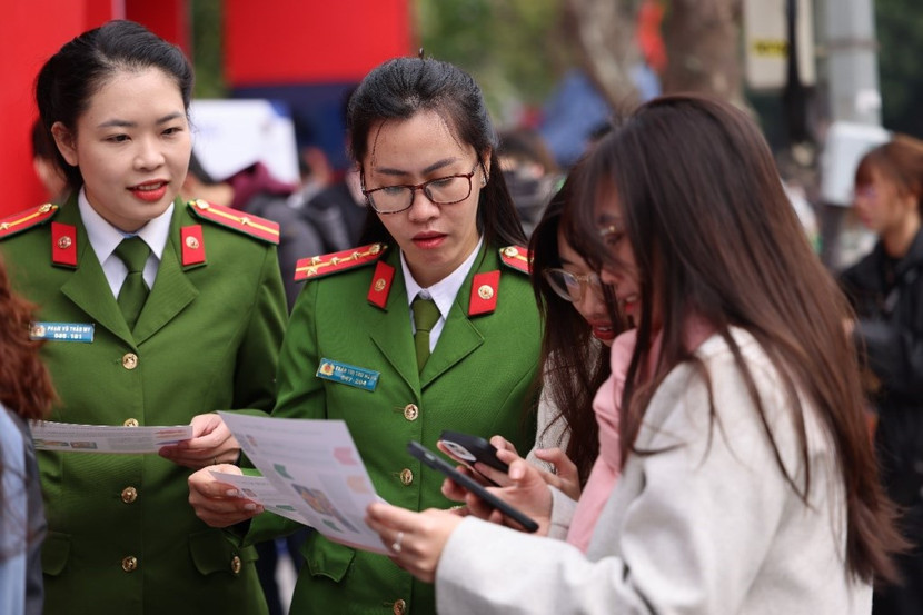 Nữ cán bộ Công an hướng dẫn người dân tại Khu trải nghiệm Đề án 06 Nữ cán bộ Công an hướng dẫn người dân tại Khu trải nghiệm Đề án 06