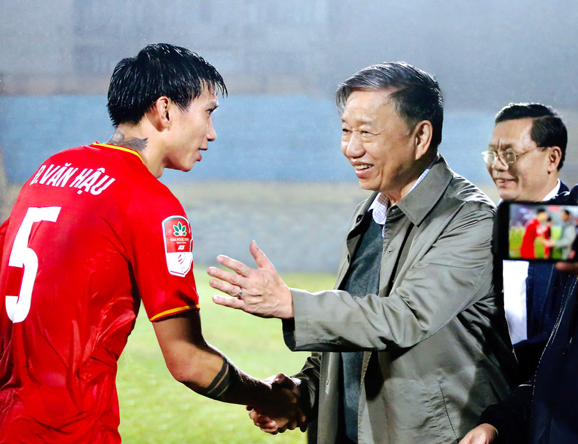 Tổng Bí thư Tô Lâm luôn dành sự quan tâm, động viên CLB bóng đá Công an Hà Nội (Trong ảnh: Đồng chí Tô Lâm khi còn là Bộ trưởng Bộ Công an xuống sân chúc mừng Văn Hậu và các cầu thủ CLB Công an Hà Nội)