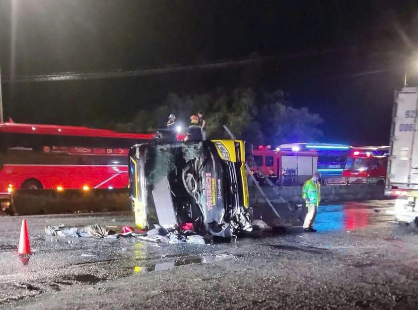 Hiện trường chiếc xe khách tự đâm vào dải phân cách trên quốc lộ 1 qua Phú Yên làm 3 người tử vong Hiện trường chiếc xe khách tự đâm vào dải phân cách trên quốc lộ 1 qua Phú Yên làm 3 người tử vong