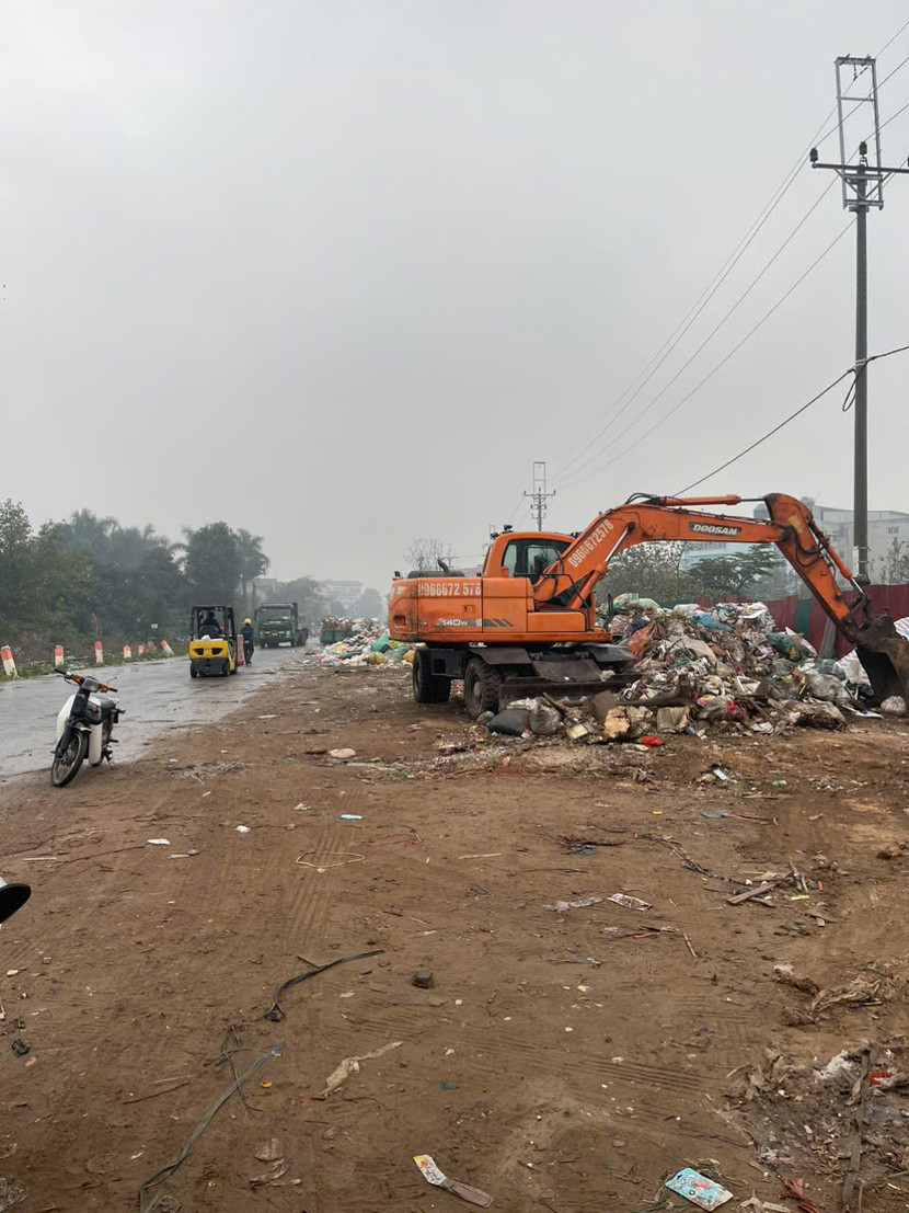 Huyện Hoài Đức cho biết, sẽ làm rõ vụ việc hàng chục tấn bánh kẹo, thực phẩm bị đổ trộm ở La Phù