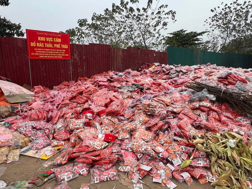 Hàng chục tấn bánh kẹo, thực phẩm bị đổ trộm ở xã La Phù, Hoài Đức