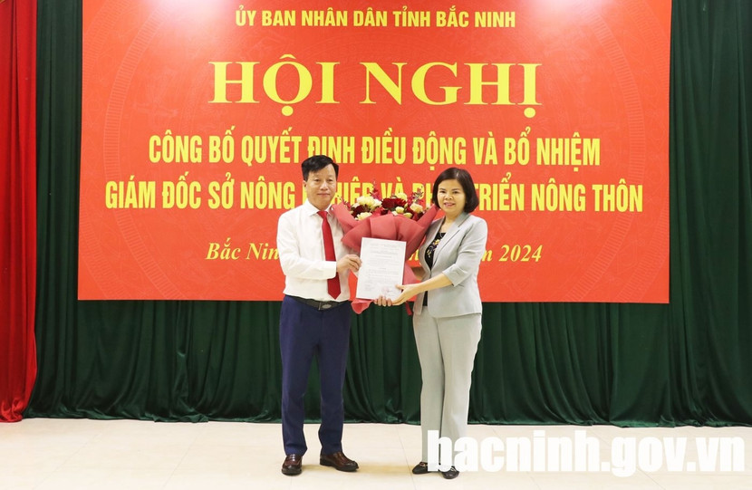 Ông Nguyễn Song Hà, Giám đốc Sở NN&PTNT Bắc Ninh (bên trái ảnh) vừa được chấp thuận nghỉ hưu trước tuổi từ 1/3 tới đây Ông Nguyễn Song Hà, Giám đốc Sở NN&PTNT Bắc Ninh (bên trái ảnh) vừa được chấp thuận nghỉ hưu trước tuổi từ 1/3 tới đây