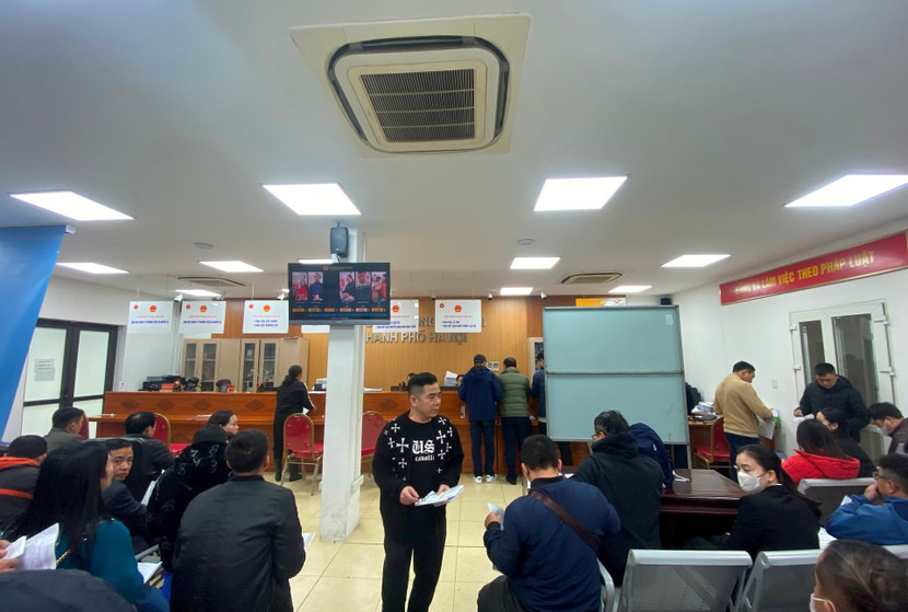 Lượng người dân đến làm thủ tục quá đông gây quá tải tại 2 điểm Một cửa của Sở GTVT Hà Nội