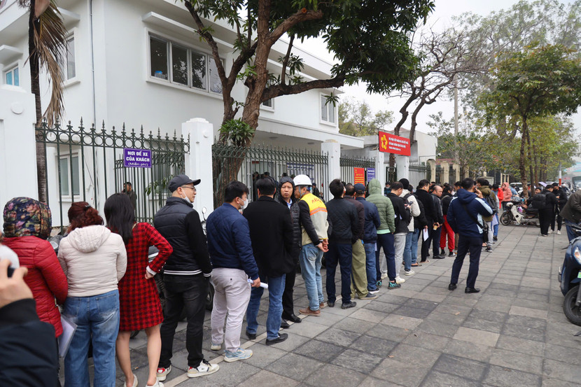 Người dân ùn ùn xếp hàng làm thủ tục đổi bằng lái xe tại bộ phận Một cửa, Sở GTVT Hà Nội số 2 Phùng Hưng, Hà Đông Người dân ùn ùn xếp hàng làm thủ tục đổi bằng lái xe tại bộ phận Một cửa, Sở GTVT Hà Nội số 2 Phùng Hưng, Hà Đông