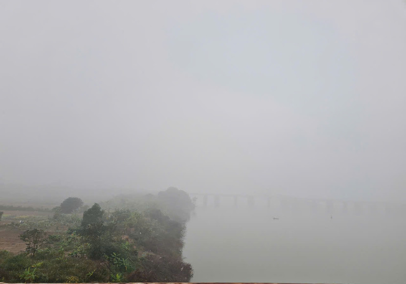 Hà Nội sương mù dày đặc kèm theo mưa phùn, buổi sáng ở cầu Chương Dương khó có thể nhìn thấy cầu Long Biên ngay cạnh Hà Nội sương mù dày đặc kèm theo mưa phùn, buổi sáng ở cầu Chương Dương khó có thể nhìn thấy cầu Long Biên ngay cạnh